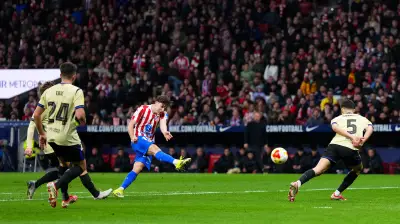 عرض أتلتيكو الضخم يعقد حلم برشلونة في التعاقد مع جوليان ألفاريز