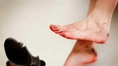 الكعب العالي: بين الأناقة والمخاطر الصحية الخطيرة على النساء