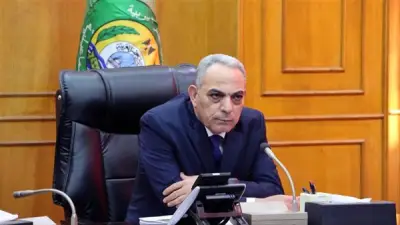 محافظ الإسماعيلية يوجه بتكثيف الحملات الميدانية لضمان الالتزام بمواعيد غلق المحال التجارية