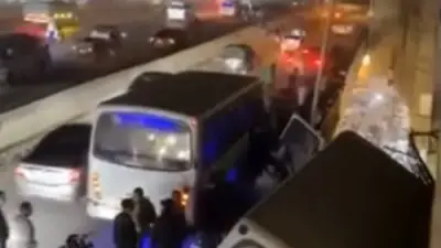 حادث مروع في المهندسين: ميني باص يخترق حاجز الدائري ويقتحم بلكونة شقة سكنية