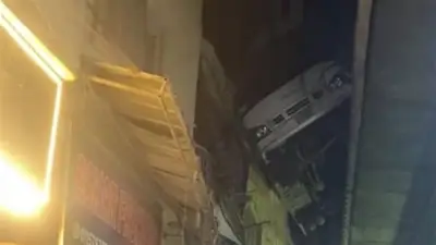 مشهد مروع: ميني باص يقتحم بلكونة شقة سكنية أعلى الطريق الدائري بالمهندسين