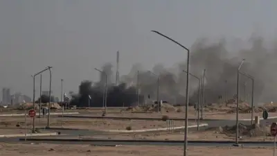 تصعيد عسكري إيراني يستهدف الخليج: حرائق في أبوظبي وأضرار برادار مطار الكويت