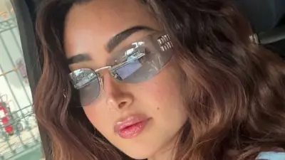 هنا الزاهد تخطف الأنظار بإطلالة كاجوال عصرية وتثير تعليقات أحمد فهمي حول ذكرياتهما