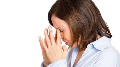 الإرهاق وتساقط الشعر.. علامات تنذر بنقص الفيتامينات في الجسم