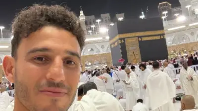 حمدي فتحي يؤدي العمرة مع زملائه بعد فوز مصر على السعودية استعدادًا لكأس العالم