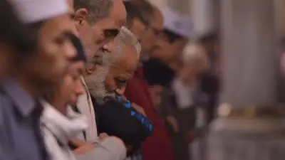 دار الإفتاء توضح حكم قراءة الإمام من المصحف في الصلاة وآراء الفقهاء