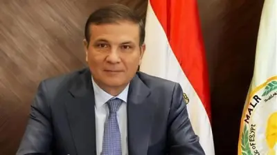 توافد الوزراء والمسئولين لتقديم العزاء في والدة وزير الزراعة بالشيخ زايد