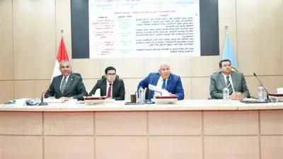 محافظ مطروح يعقد اجتماعاً طارئاً لتعزيز الانضباط وتحسين الخدمات في الشارع