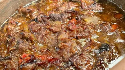 اللحمة بالبصل: وجبة مصرية تقليدية غنية بالفوائد الغذائية والطعم اللذيذ