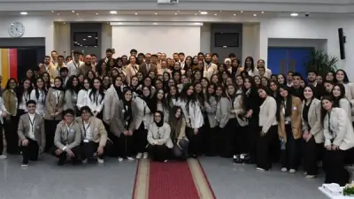 رئيس مجلس أمناء الجامعة الألمانية بالقاهرة يتفقد مشروعات طلاب طب الأسنان في اليوم العلمي الأول