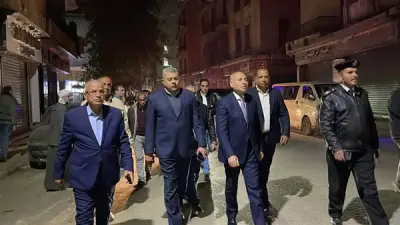 مواطن يلقي التحية على محافظ القاهرة بـ