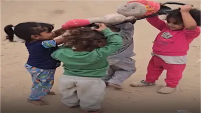 «كانوا بيلعبوا».. مشهد مؤثر لأطفال غزة يبكي الملايين حول العالم