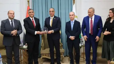 محافظ الجيزة يكرّم المهندس عادل النجار السابق ويهديه درع المحافظة تقديرًا لجهوده المتميزة