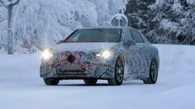 مرسيدس تطلق الفئة C الكهربائية 2026: ثورة في عالم السيارات الفاخرة