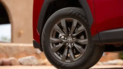 تويوتا تسجل انخفاضًا في الإنتاج العالمي بعد إطلاق الجيل السادس من سيارة RAV4 الهجينة