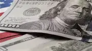 ارتفاع مؤشر الدولار إلى 100.20 نقطة في ظل حالة عدم اليقين بالأسواق العالمية