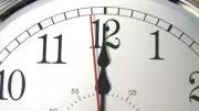 تقديم الساعة 60 دقيقة رسميًا لبدء التوقيت الصيفي 2026: هل يتزامن مع عيد الفطر؟