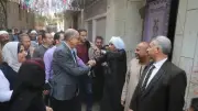 محافظ المنيا يوجه بصرف مساعدات عاجلة وبناء منزل لسيدة مسنة خلال جولة ميدانية