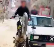 ضبط قائدي دراجة نارية وسيارة بعد أداء حركات استعراضية على طريق بالشرقية