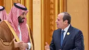 السيسي يؤكد المصير المشترك مع الخليج ويدين الاعتداءات الإيرانية في اتصال مع ولي عهد السعودية