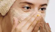 تمنحك نضارة قبل العيد.. أهم طرق التقشير الطبيعي للبشرة