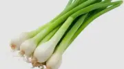 البصل الأخضر: كنز صحي يقي من الأمراض ويقوي العظام وينظم السكر