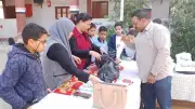 تلاميذ مدرسة أرمنت الابتدائية يشاركون في تعبئة شنط رمضان بالأقصر