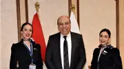 وزير الطيران يشيد بمضيفتين لمصر للطيران لمساعدتهما راكبًا كفيفًا