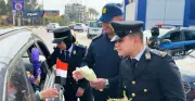 رجال الشرطة يشاركون المواطنين الاحتفال بالعيد وتوزيع الورود عليهم في فيديو
