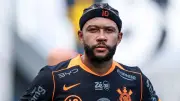 ممفيس ديباي يثير الجدل في البرازيل بعد مكالمة هاتفية خلال مباراة كورينثيانز