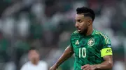 رئيس الهلال الأسبق يهاجم منتقدي سالم الدوسري بعد خروجه من معسكر المنتخب السعودي