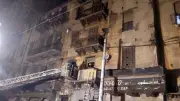 انهيار سقف عقار في الإسكندرية بسبب نوة عوة وإنقاذ سيدة من تحت الأنقاض