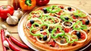 طريقة عمل البيتزا بمكونات بسيطة: خطوات سهلة لتحضيرها في المنزل