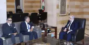 وزير الخارجية يجري مباحثات مع رئيس وزراء لبنان في بيروت وينقل رسالة دعم من الرئيس