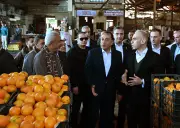 رئيس الوزراء يوجه تجار سوق العبور بالتحكم في العرض والطلب لضمان استقرار الأسعار