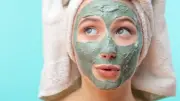 ماسكات طبيعية سريعة قبل الاستحمام: نتائج فورية لبشرة مشرقة ونضرة