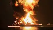 فرق الإطفاء البحري في دبي تتعامل مع حريق ناقلة نفط كويتية بعد هجوم بطائرة مسيرة