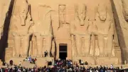 إقبال سياحي كبير على معبد رمسيس الثاني في أبو سمبل بأسوان