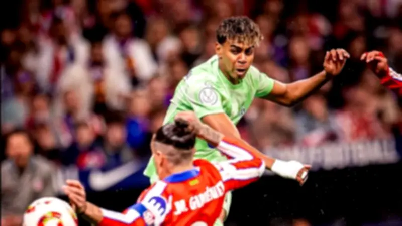 تعادل مثير بين برشلونة وأتلتيكو مدريد 1-1 في الشوط الأول من قمة الدوري الإسباني