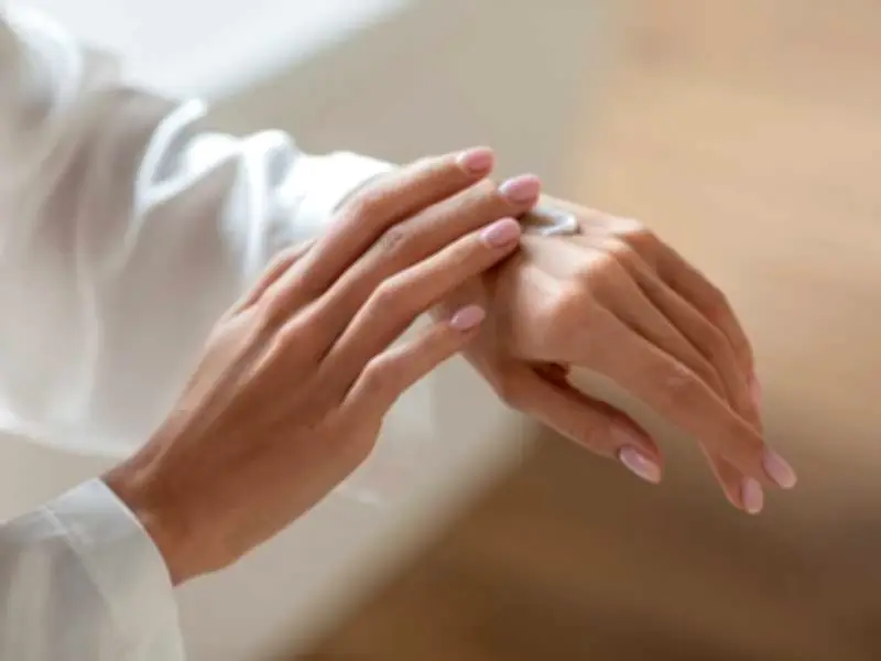 10 نصائح ذهبية لحماية بشرتك من الجفاف في فصل الصيف