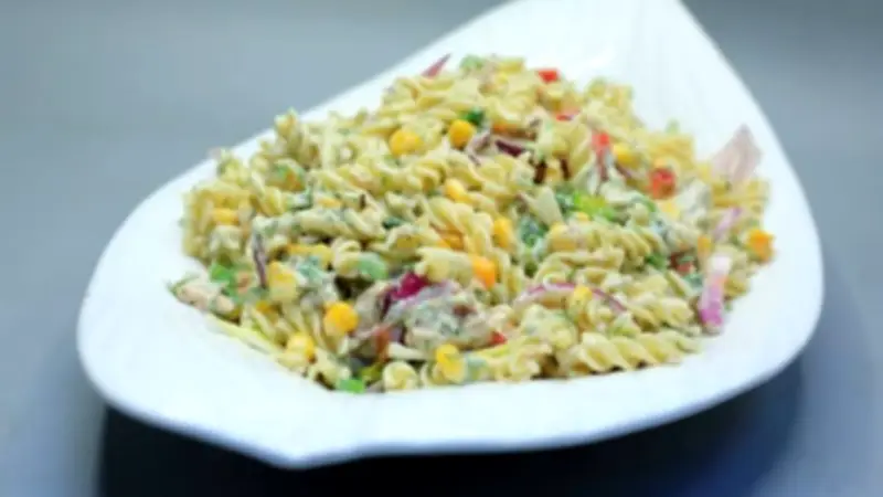 طريقة عمل سلطة تونة بالمكرونة لذيذة وسريعة في 10 دقائق