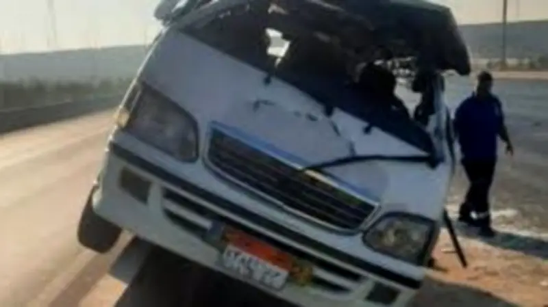 إصابة 10 أشخاص في حادث انقلاب ميكروباص بطريق قنا سفاجا