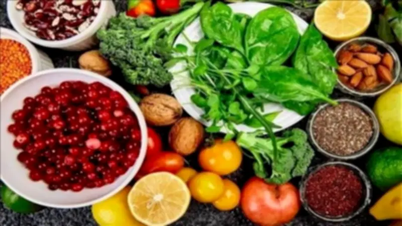 10 أطعمة تحارب الاكتئاب وتحسن المزاج.. فواكه وخضروات وبروتينات
