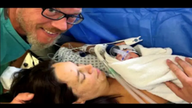 بعد 10 محاولات فاشلة و5 حالات إجهاض.. سيدة بريطانية تنجب طفلها الأول في سن الـ47