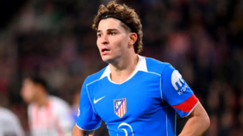 فجوة 100 مليون يورو تعقد صفقة ألفاريز بين برشلونة وأتلتيكو مدريد