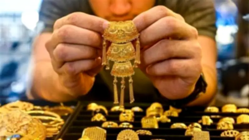 ارتفاع الدولار يضغط على الأسواق والذهب يواصل الصعود والنفط يقترب من 100 دولار