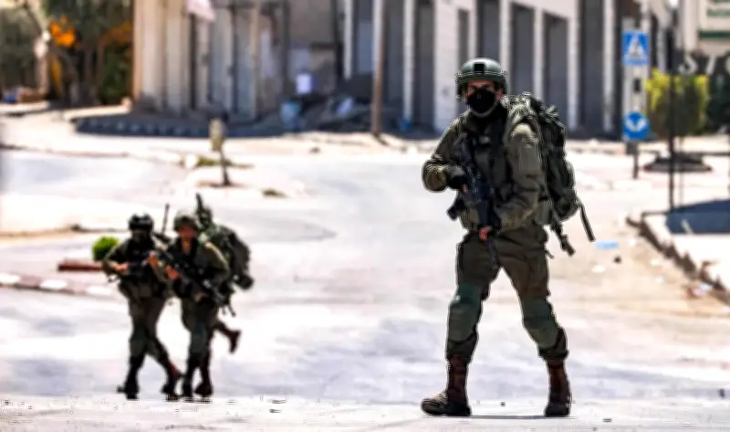 جيش الاحتلال يفتش 100 منزل ويعتقل 6 فلسطينيين في الضفة الغربية