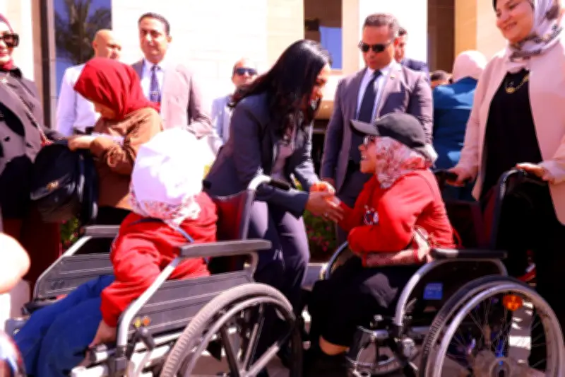 توزيع 1000 عصا بيضاء و125 كرسي تعويضي لطلاب الجامعات من ذوي الإعاقة