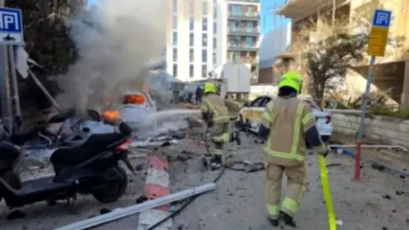 الإسعاف الإسرائيلي: 11 موقعًا تضررت بشظايا في تل أبيب بعد هجوم إيراني صاروخي