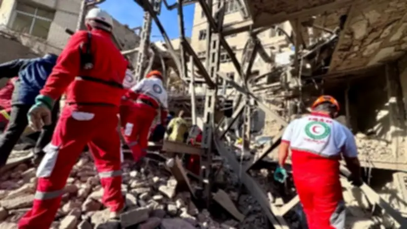 الهلال الأحمر الإيراني: تضرر 115 ألف منشأة مدنية في الحرب.. وترامب يهدد باستمرار الضربات